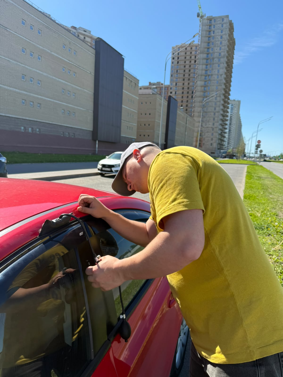 Аварийное вскрытие автомобиля мастером в Петро-Славянка